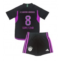 Fotballdrakt Barn Bayern Munich Leon Goretzka #8 Bortedraktsett 2023-24 Kortermet (+ Korte bukser)